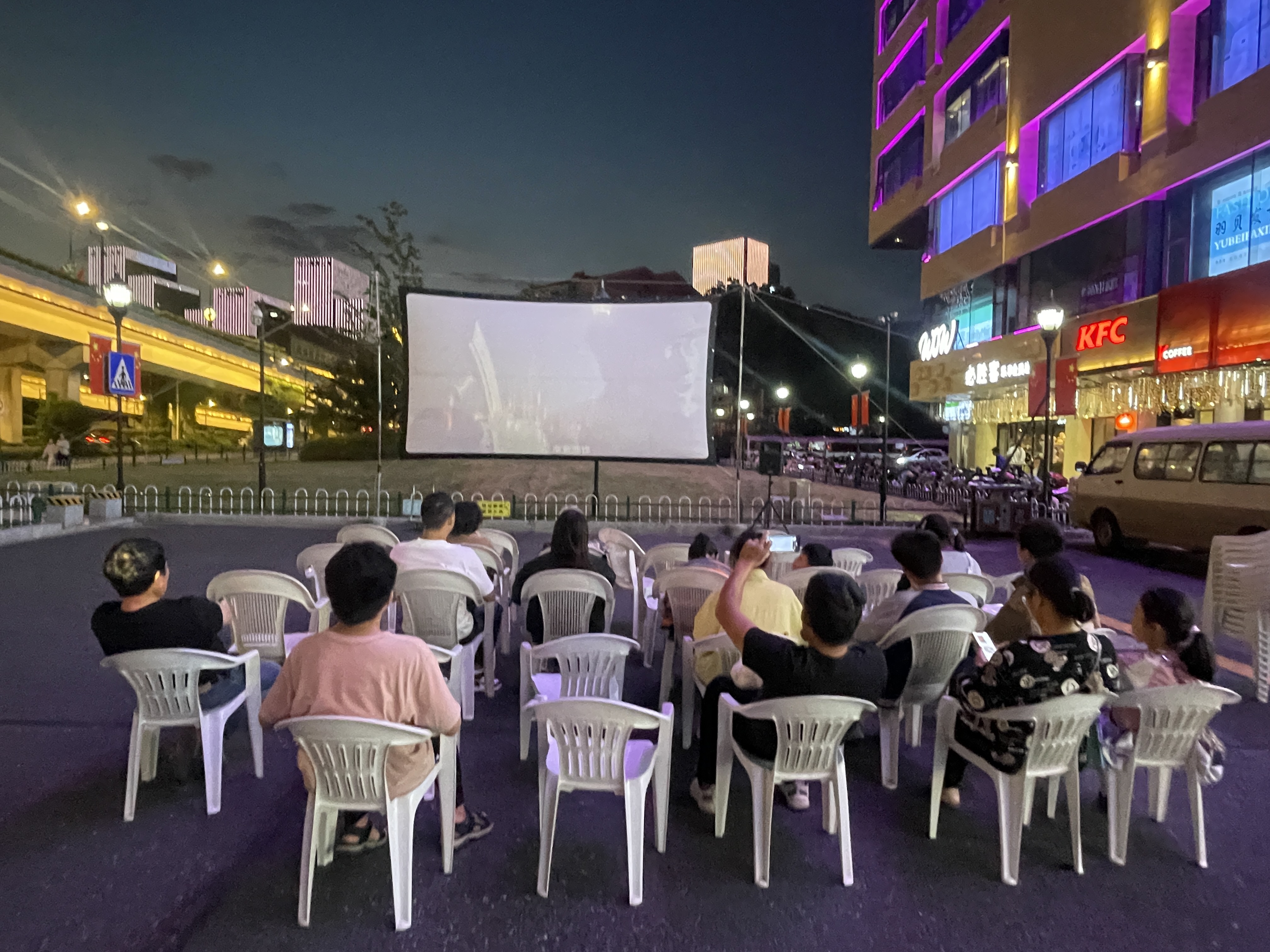 水晶城露天电影放映，点燃红色影象