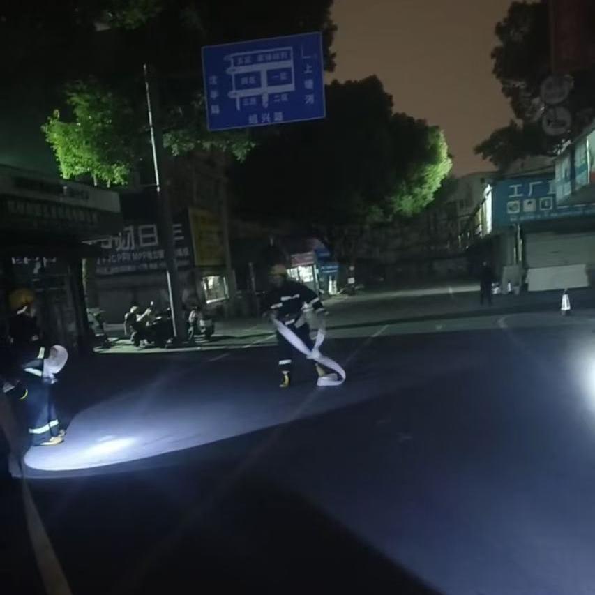 mg冰球突破市场深夜进行突击消防演练活动