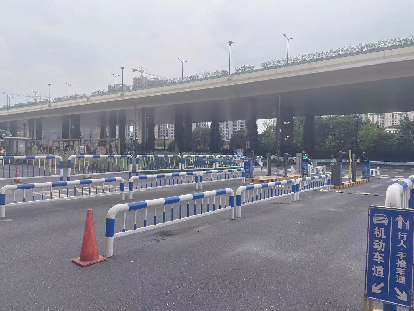 变废为宝，水晶城发展路闸护栏刷新