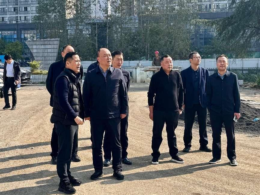 包河区委副书记、区长李炜一行莅临老广电355潮水创意社区调研