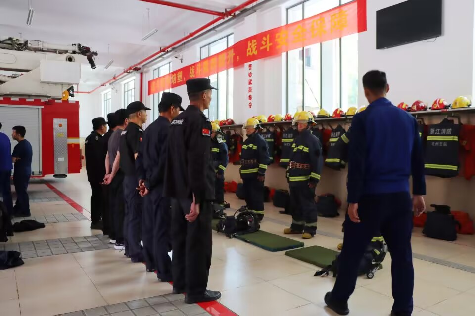 mg冰球突破长城机电员工赴军营接受消防培训