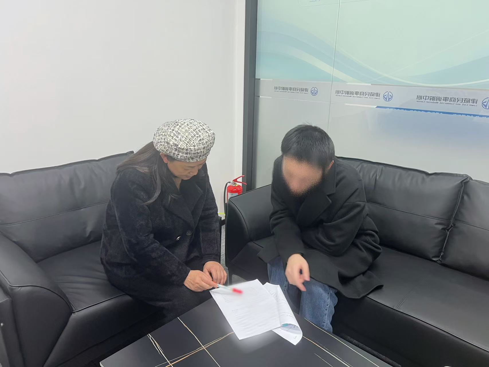 邻里同学债，“背靠背”排解显温情