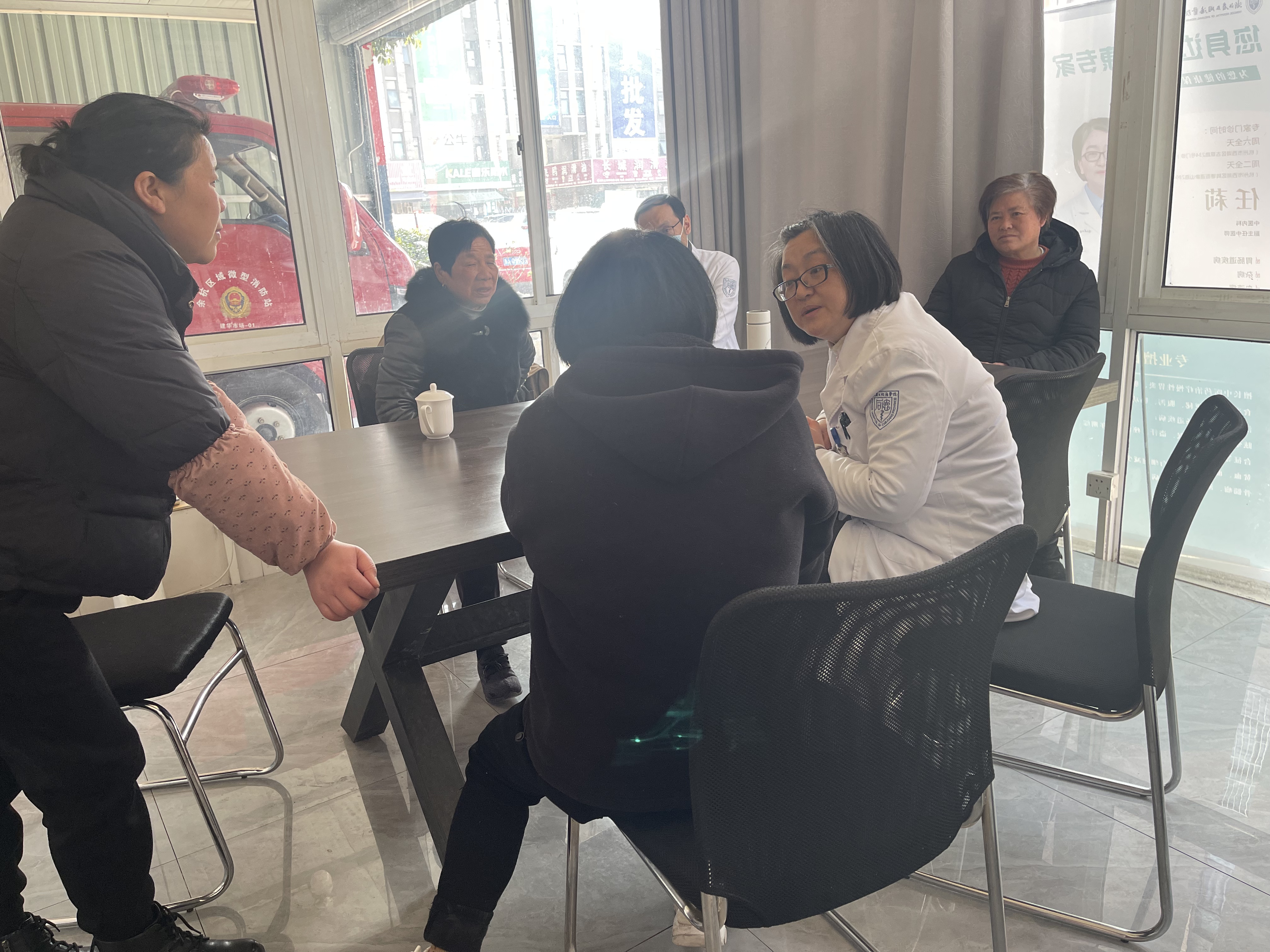   健康关爱 温暖商户——市场约请省立同德医院专家团队进市场发展义诊活动 