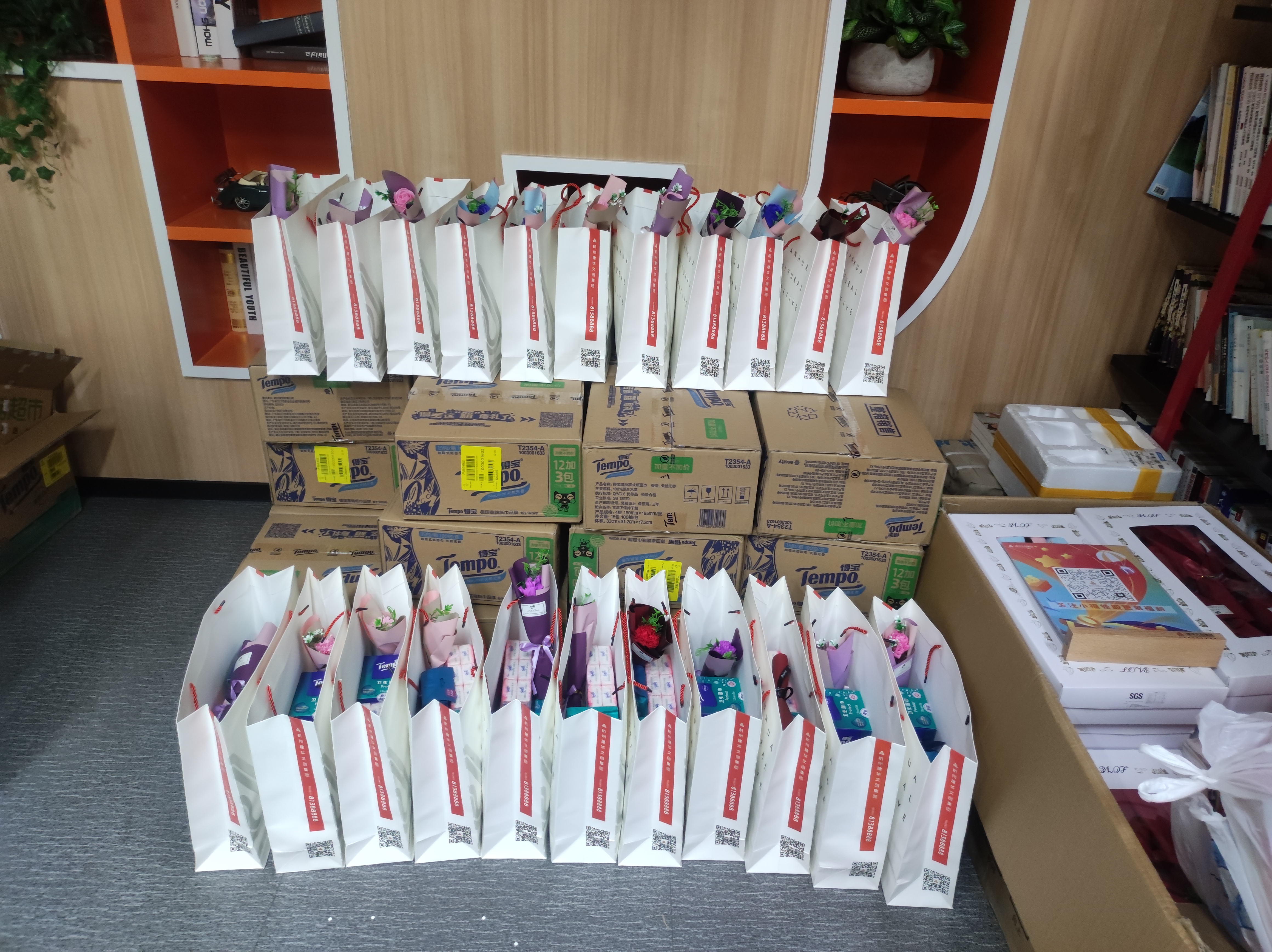 “芝兰大雅至，伊人踏香来”——-mg冰球突破文创集团工会发展女神节慰问活动