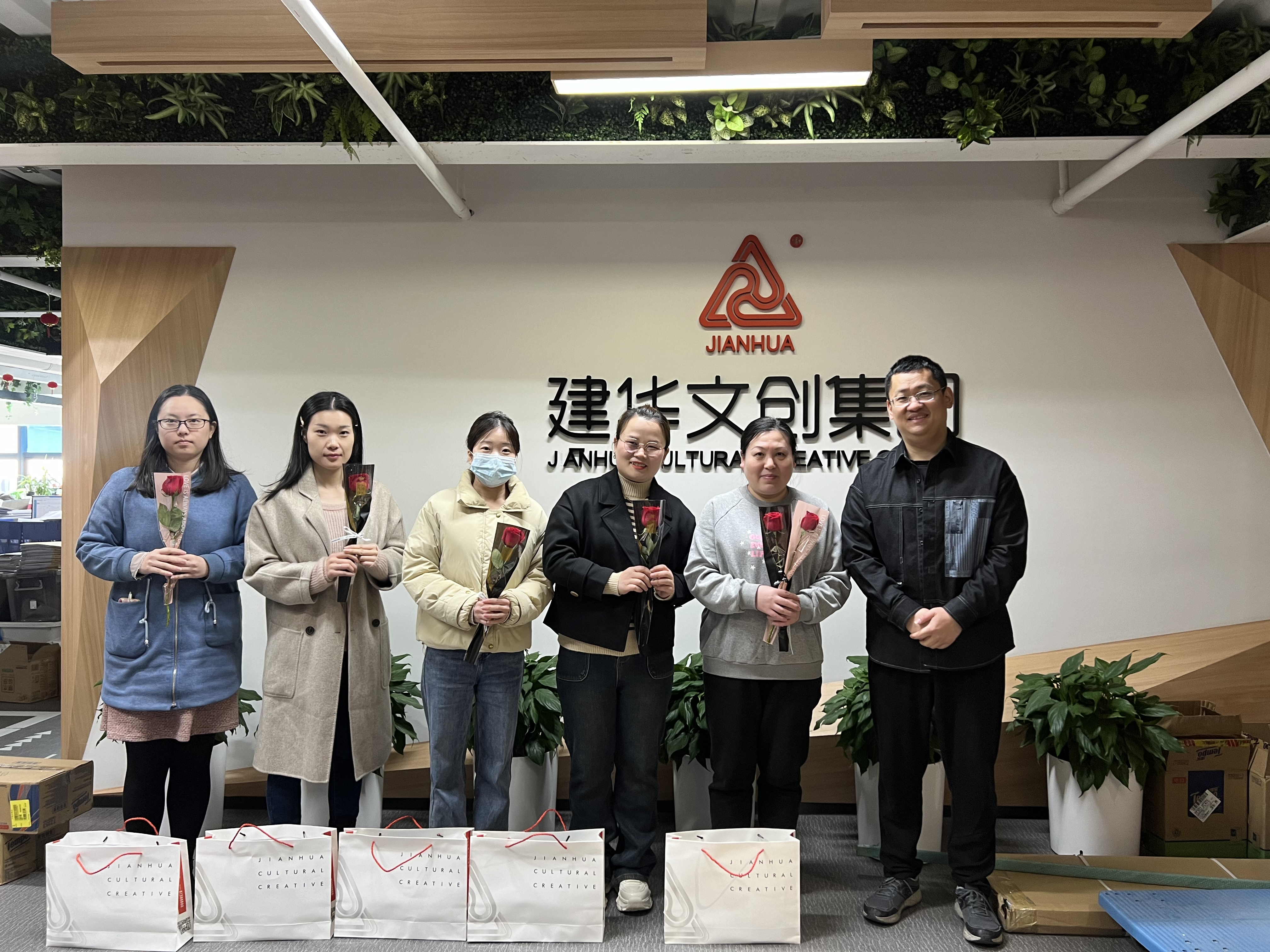 mg冰球突破文创集团工会发展女神节慰问活动