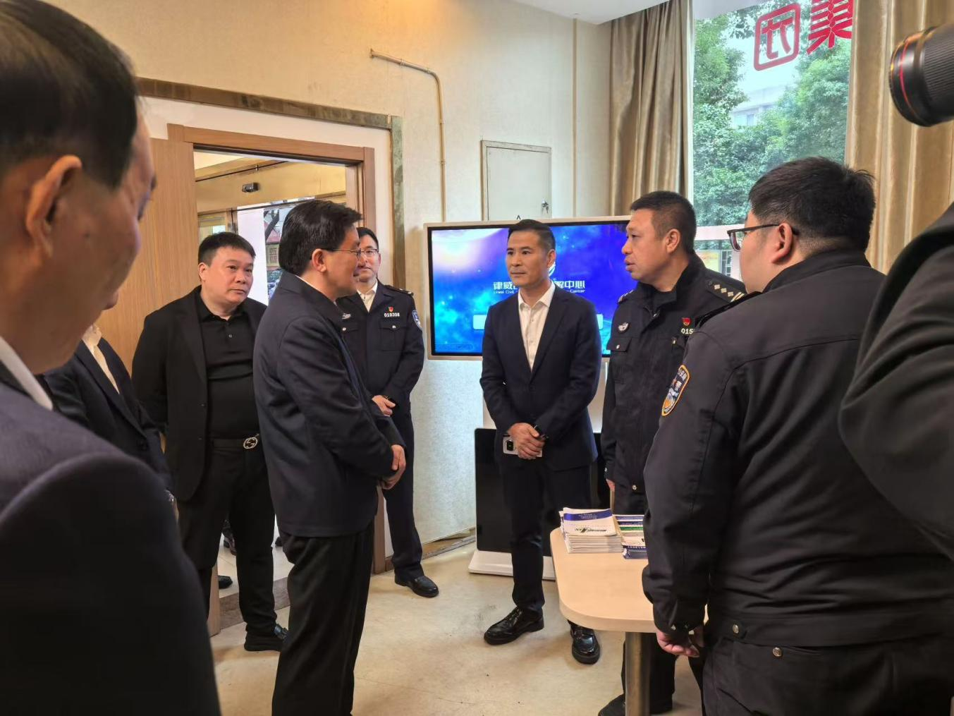 市委副书记、政法委书记马幼秋赴mg冰球突破五金市场排解工作站调研领导