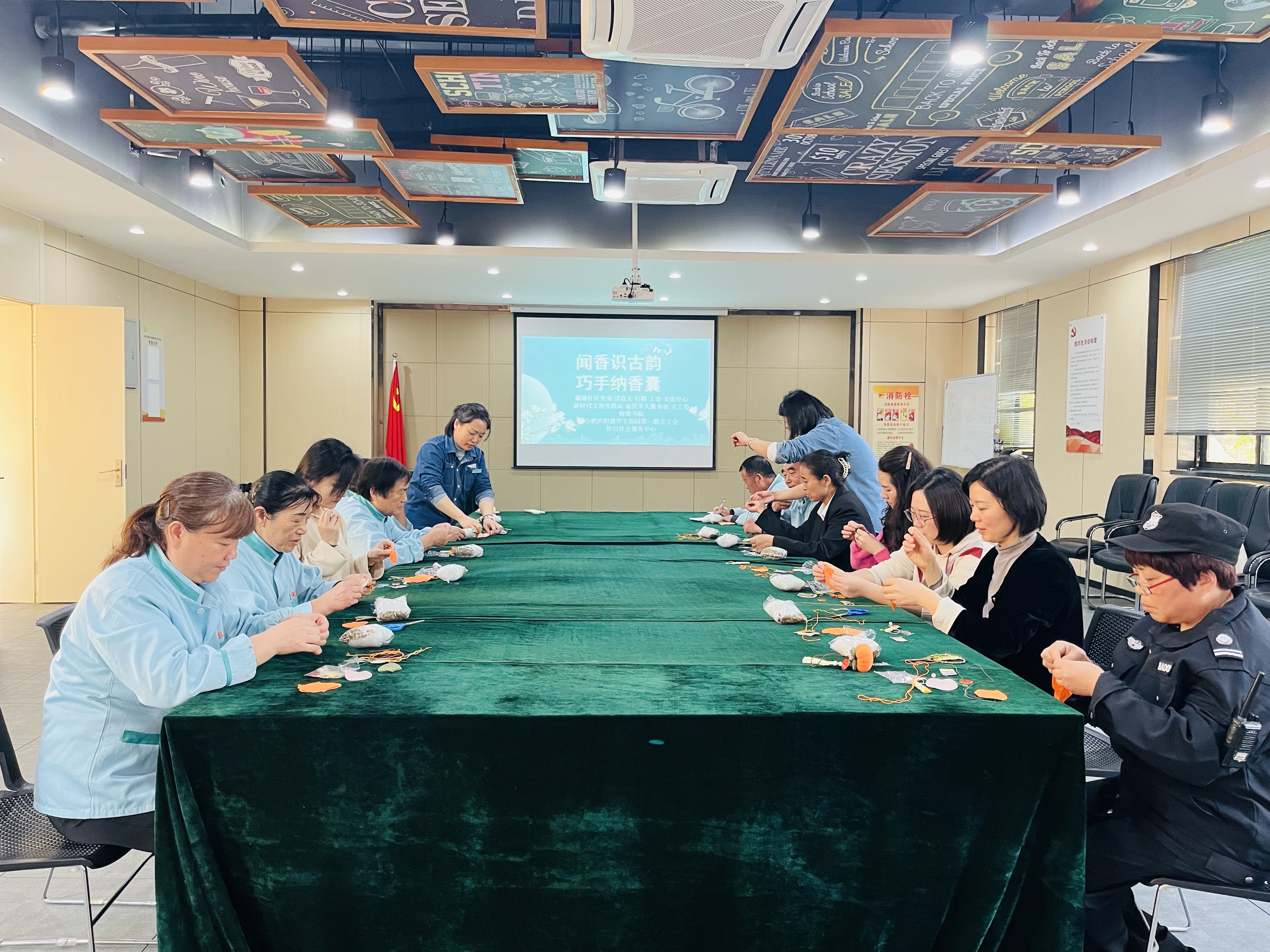 “闻香识古韵 巧手纳香囊”活动在庐阳mg冰球突破文创园进行