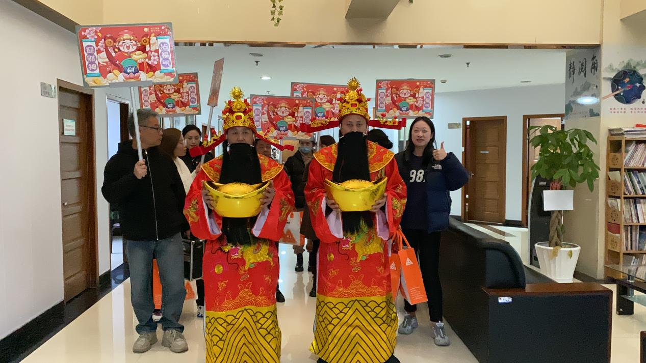 正月十五元宵到，财神到来，请接福！