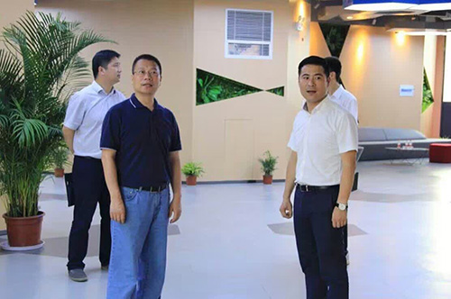 20160818拱墅区委常委、组织部李炜莅临荆门mg冰球突破文创集团总部调研领导 (3).jpg